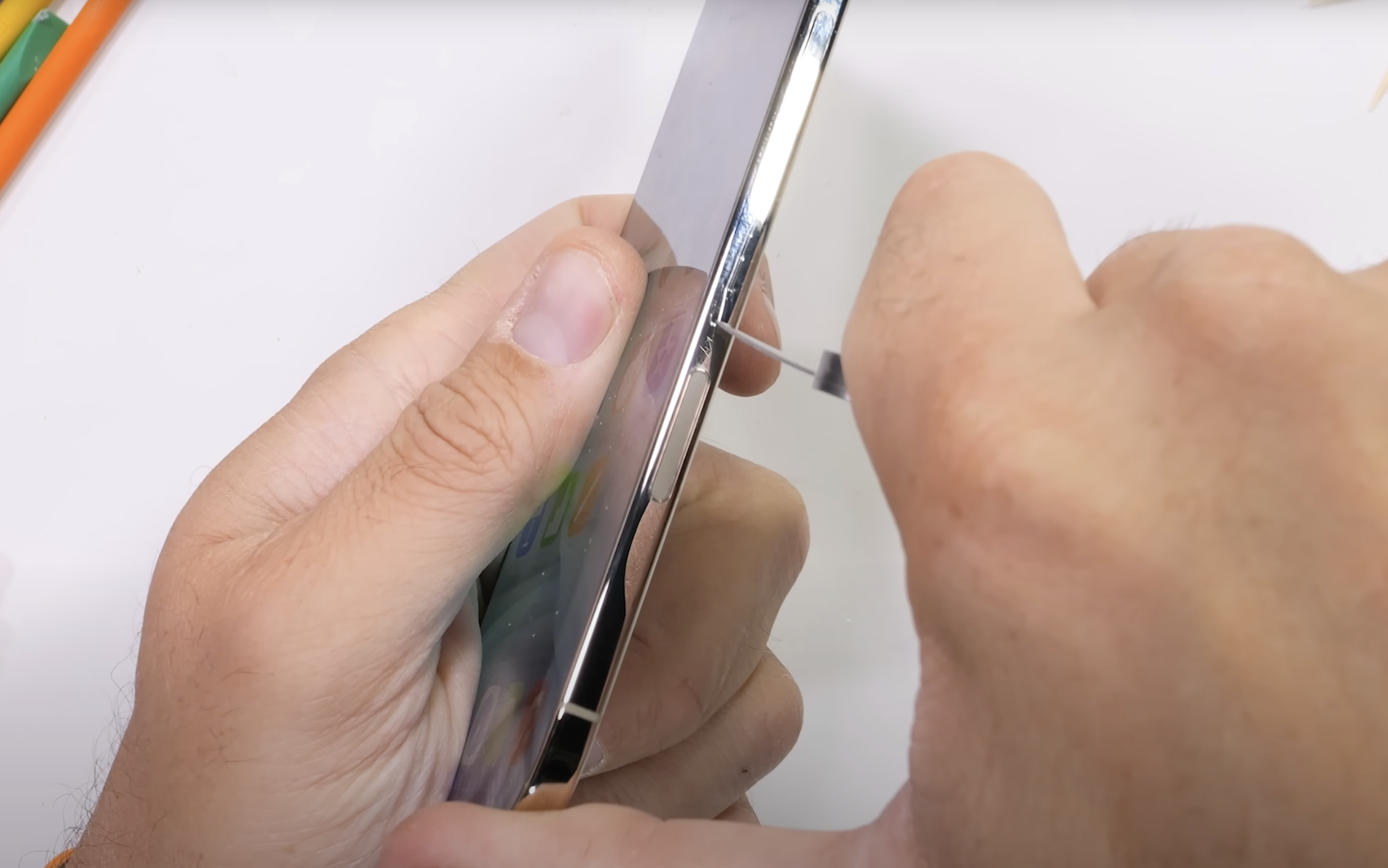 Краштест iPhone Air на подряпини лезом