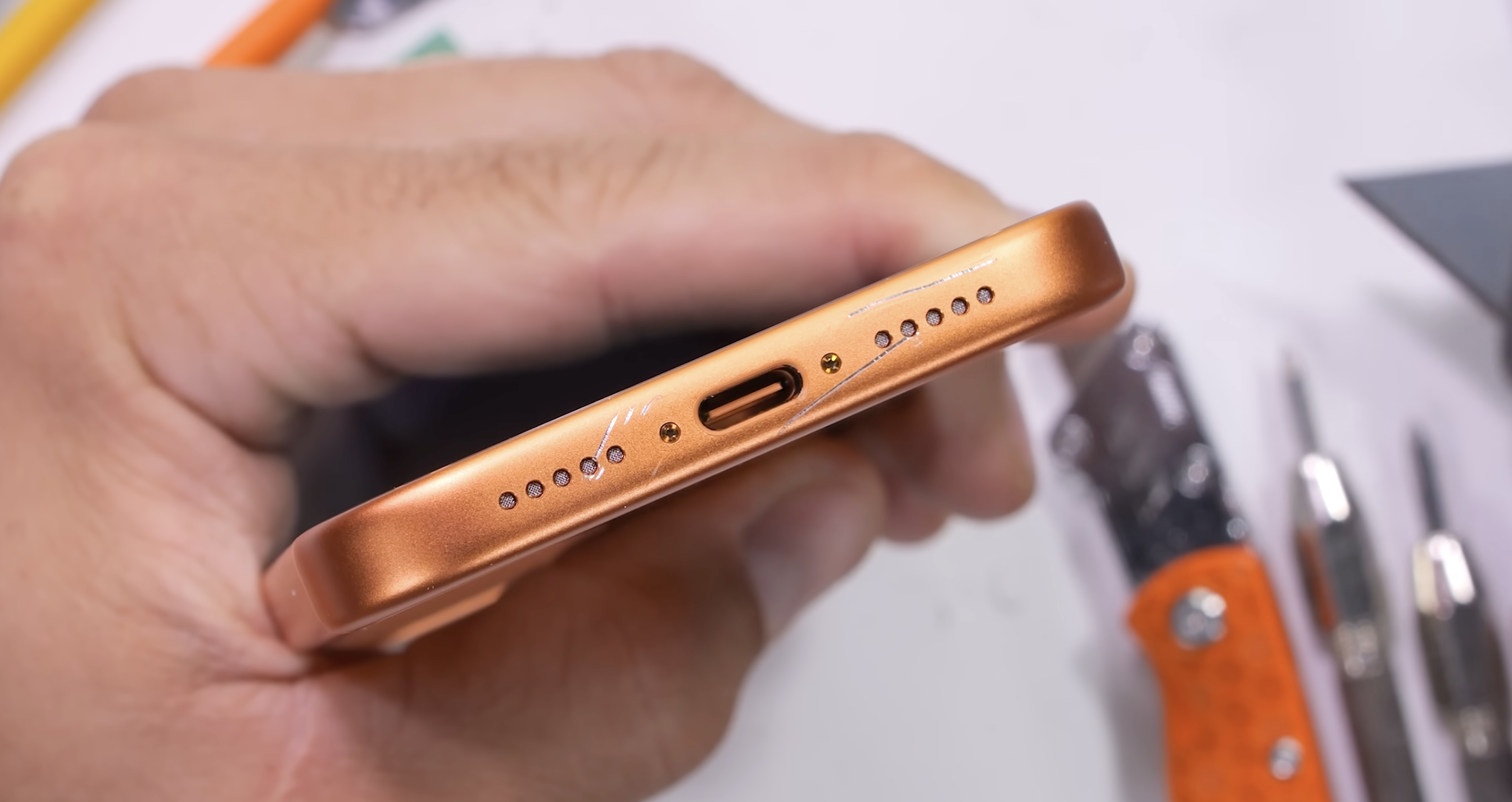 iPhone 17 - краї легко дряпаються через переходу з титану на алюміній