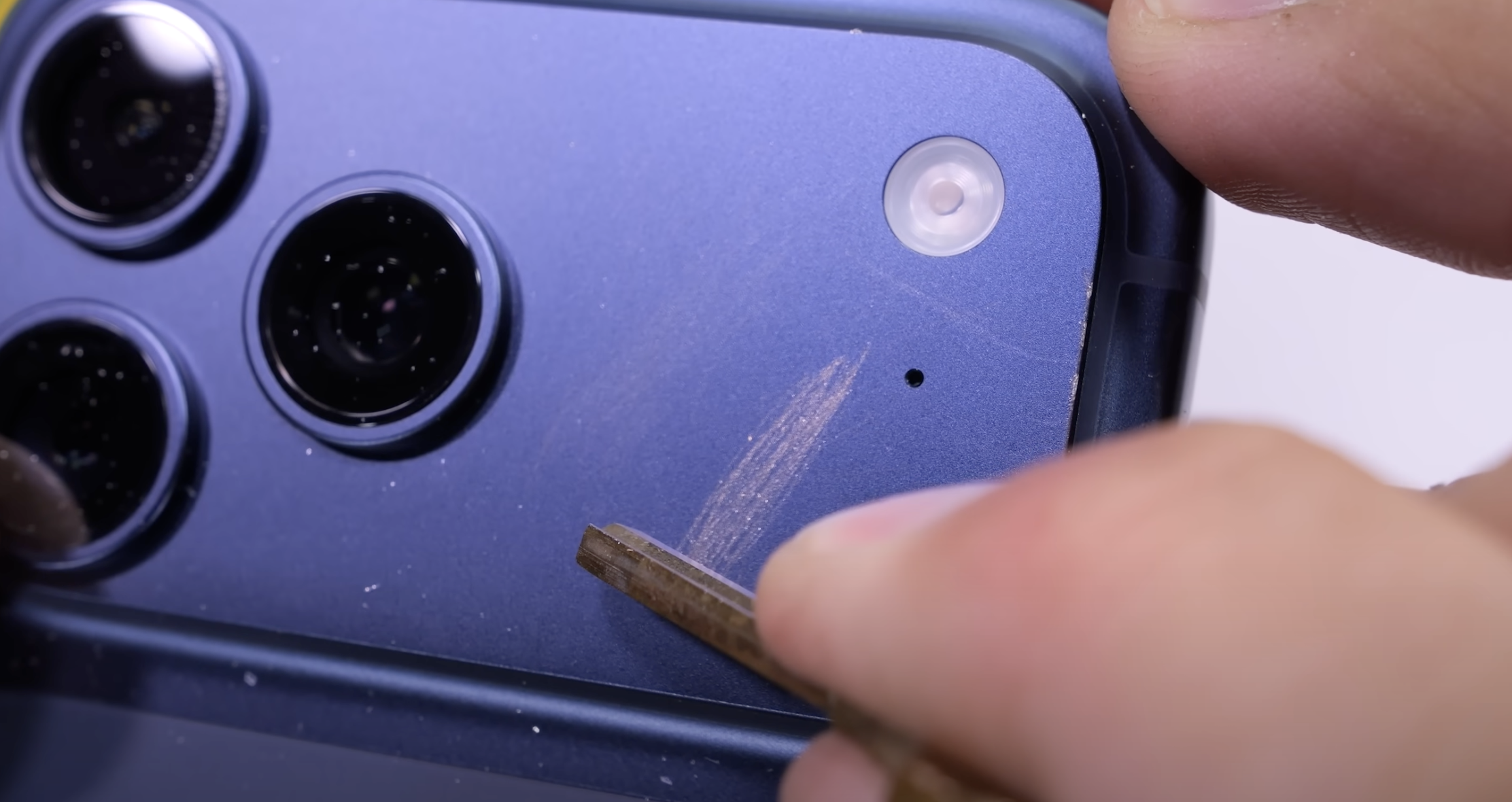 Краштест синього iPhone 17 - монети та ключі стирають покриття