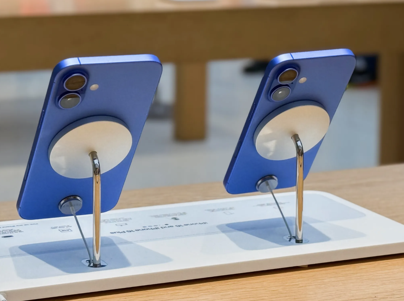 Apple назвала MagSafe причиною подряпин на iPhone 17