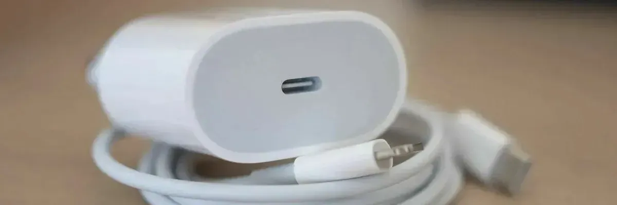 Яка зарядка підходить для iPhone