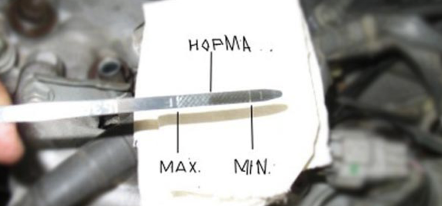 Як перевірити рівень моторного мастила щупом