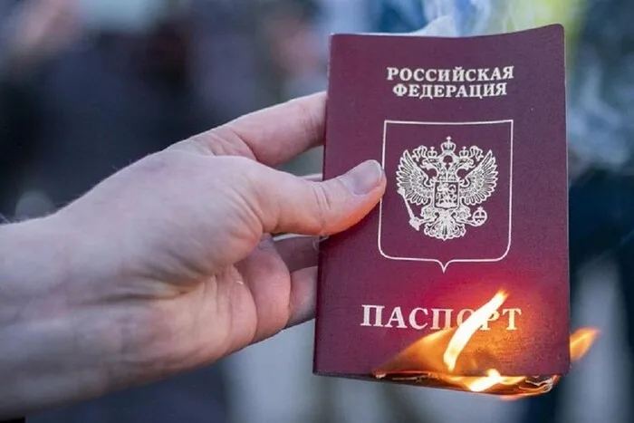 Погрожують виселити українців, які відмовляються отримувати російський паспорт