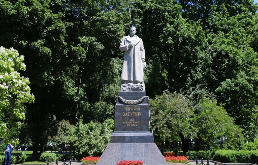 Демонтаж радянських пам'ятників - у Києві знесуть монумент Ватутіну.