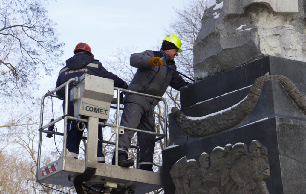 В Києві розпочали демонтаж пам’ятника Ватутіну