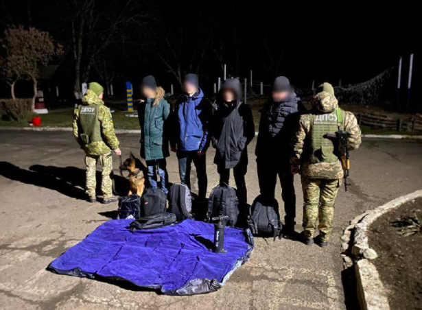 В Україні прикордоники затримали четверо чоловіків, які намагались втекти.