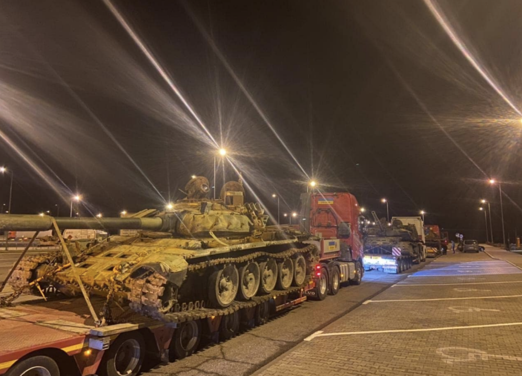 Понівечені в Україні російські танки привезли в Європу