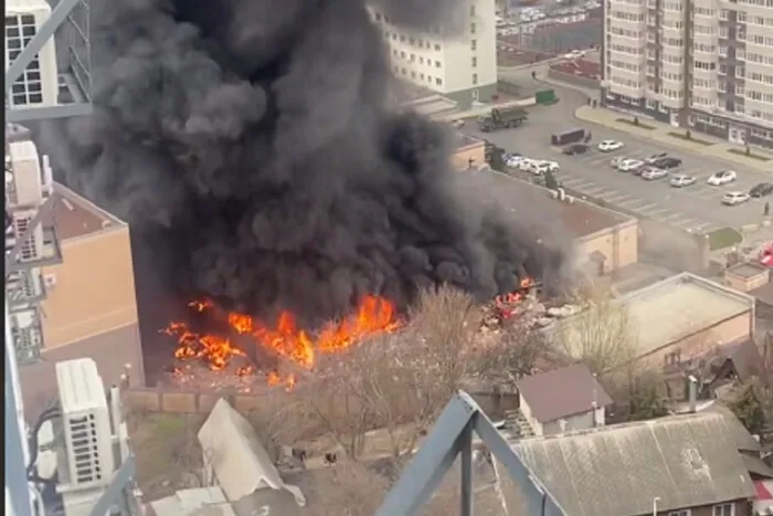 В місті Ростов-На-Дону спалахнула пожежа у будівля управління ФСБ.