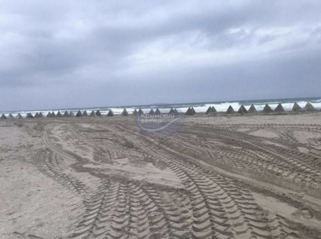 Окопи окупантів на пляжах в Криму