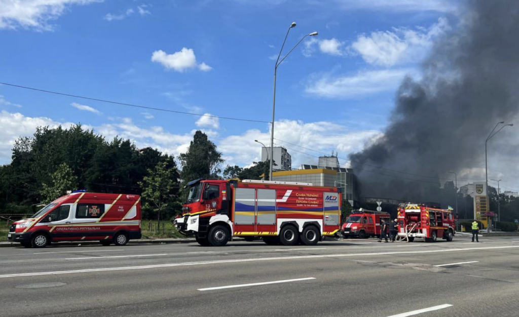 У Києві загорілася АЗС