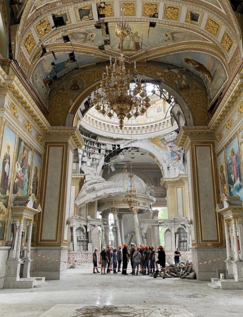 Італійська делегація у пошкодженому росією Спасо-Преображенському соборі в Одесі