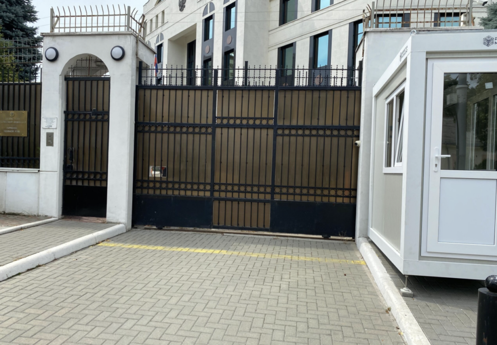У Кишиневі ворота російського посольства протаранив автомобіль